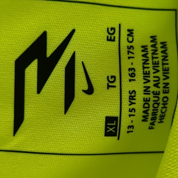 NIKE BRAND BOYS YELLOW SIGNATURE SHORT SLEEVE SHIRT SIZE XL "MAKE SOME NOISE" - Picture 7 of 11